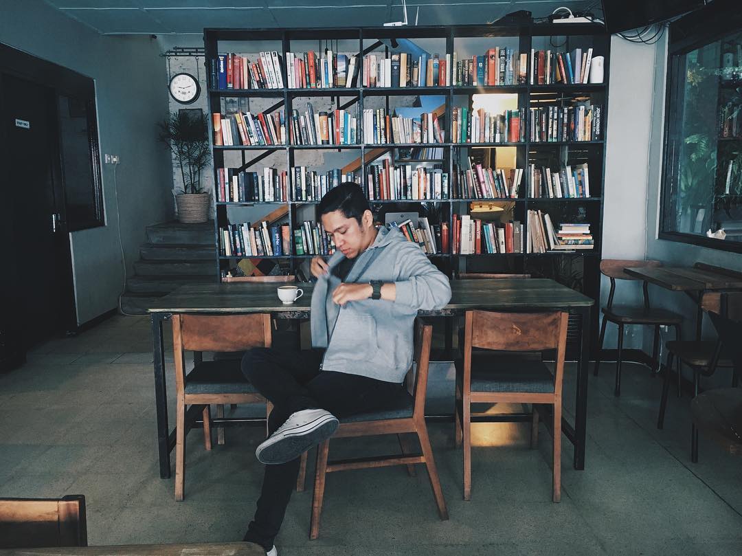 Rak buku besar dan deretan aneka buku di sudut Blanco Coffee & Books Jogja - via instagram/@benzbara_
