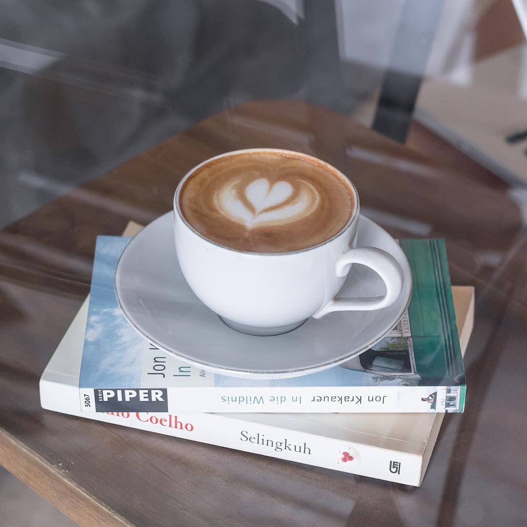 Sajian kopi untuk menemani bacaanmu - via instagram/@blancoyk