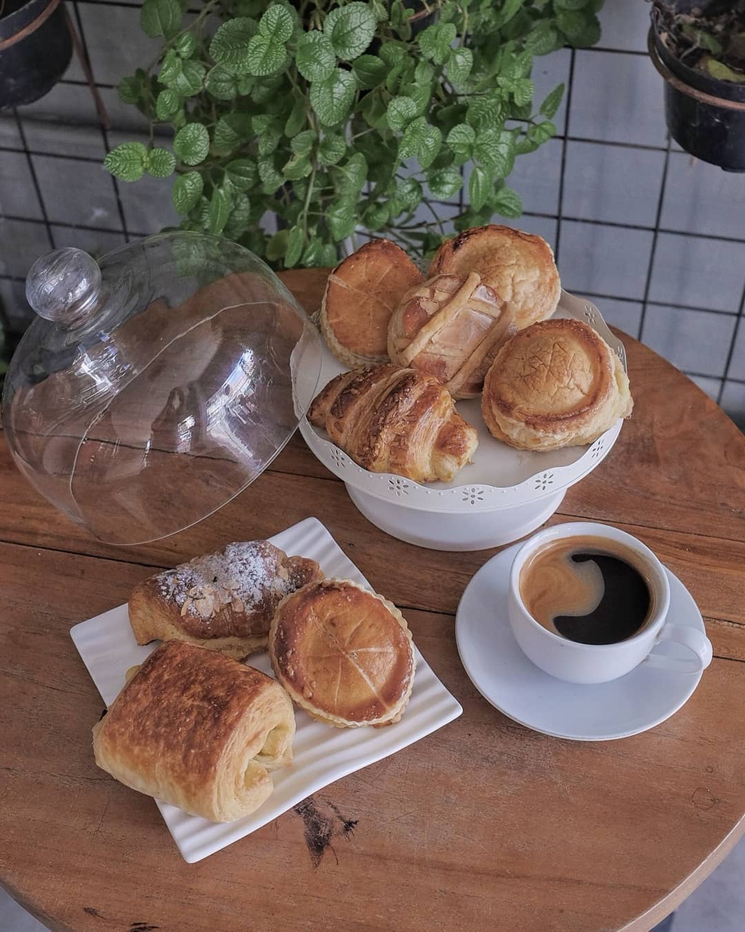 Aneka varian menu croissant dan pastry di Blanco Coffee & Books - via instagram/@blancoyk