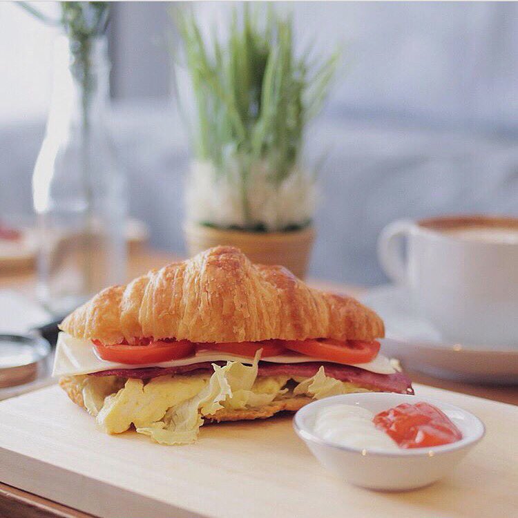 Croissant Sandwich untuk kamu yang menyukai rasa gurih - via instagram/@blancoyk