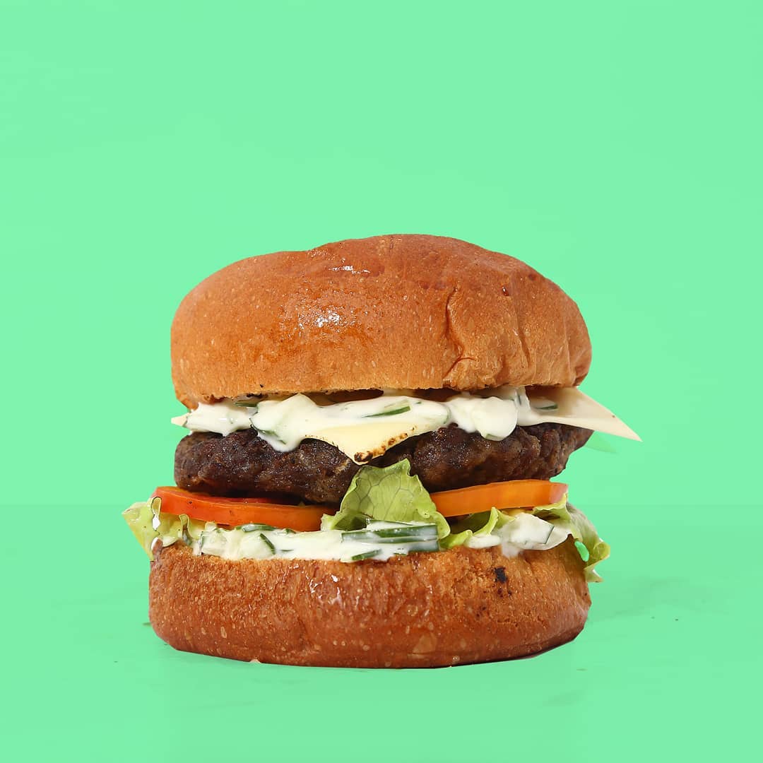 Punya sajian burger daging domba juga - via instagram/@brother_jonn