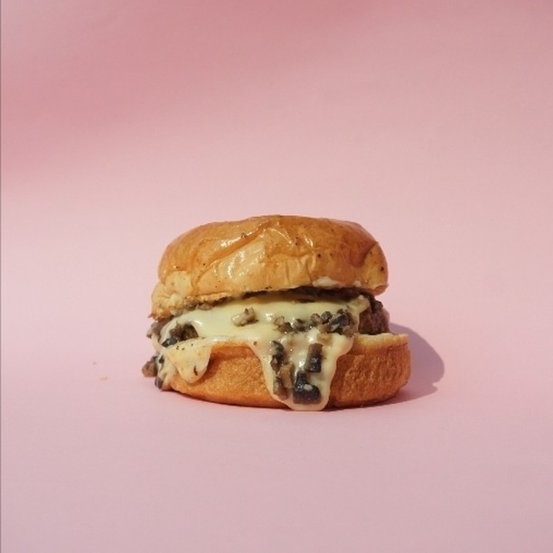 Menu special, The Duke Mushroom Cheese Burger di Brother Jonn & Sons - via instagram/@brother_jonn