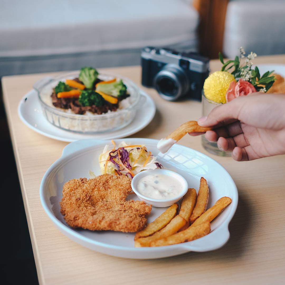 Breadest Fish & Chips, salah satu menu favorit disini - via instagram/@pawviliondogcafe