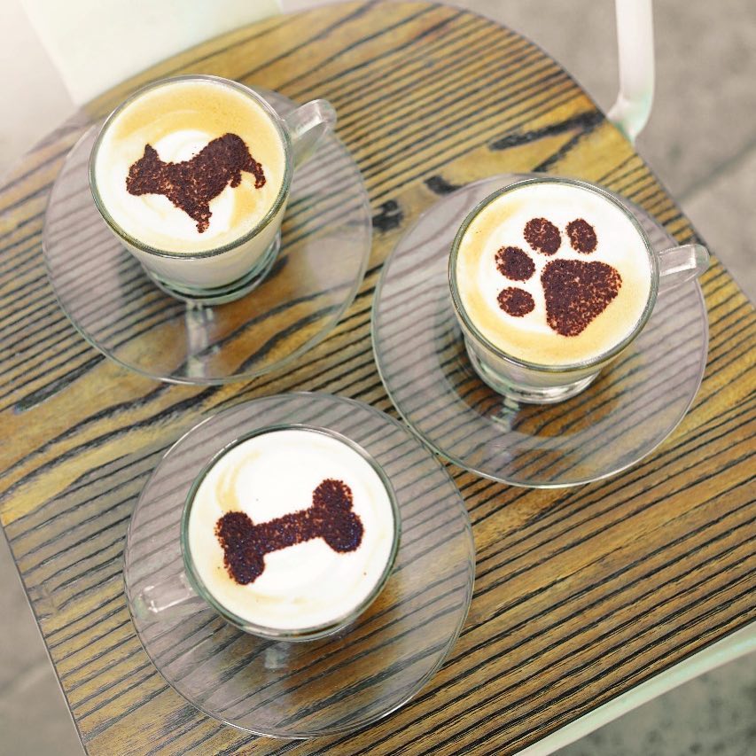 Sajian kopi dengan berbagai latte-art menggemaskan - via instagram/@pawviliondogcafe