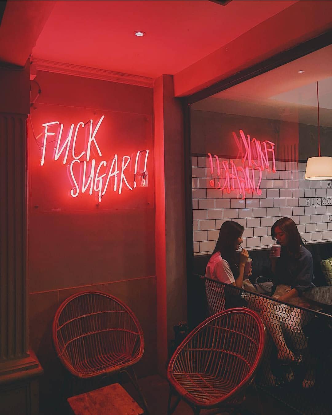 Bukan sekedar hiasan, neon lights ini punya filosofi yang unik - via instagram/@siavania