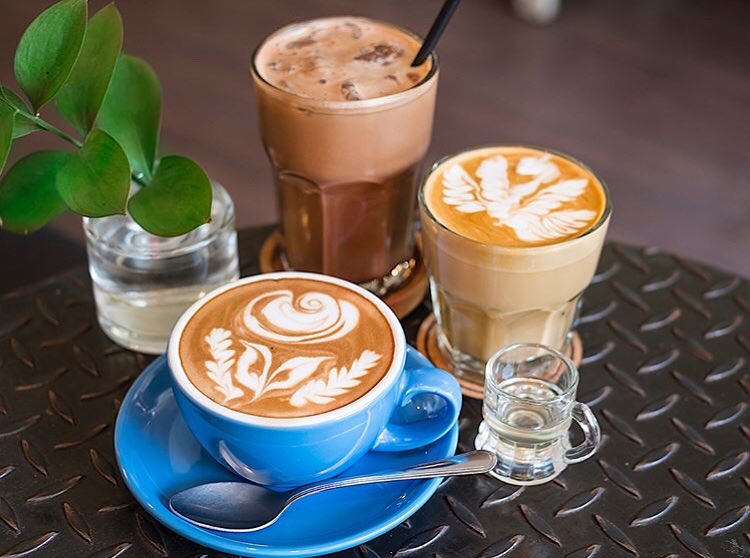 Keindahan latte-art hasil kepiawaian tangan barista di Thirty3 Brew Surabaya via instagram/@thirty3brew