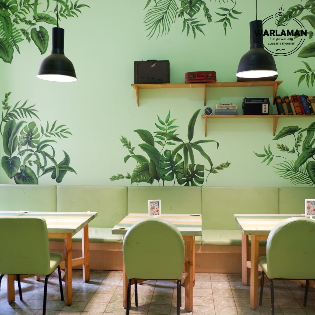 Area makan indoor di Warlaman Bandung yang bertema warna hijau - via instagram/@warlamanbdg