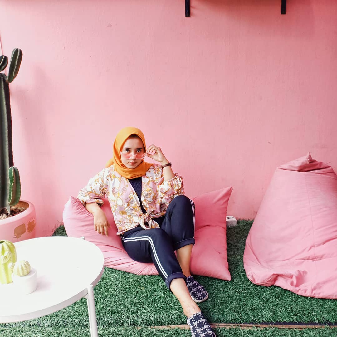 Sudut beanbag warna pink yang tak kalah menggemaskan di Warlaman Bandung - via instagram/@kurniasafitrii