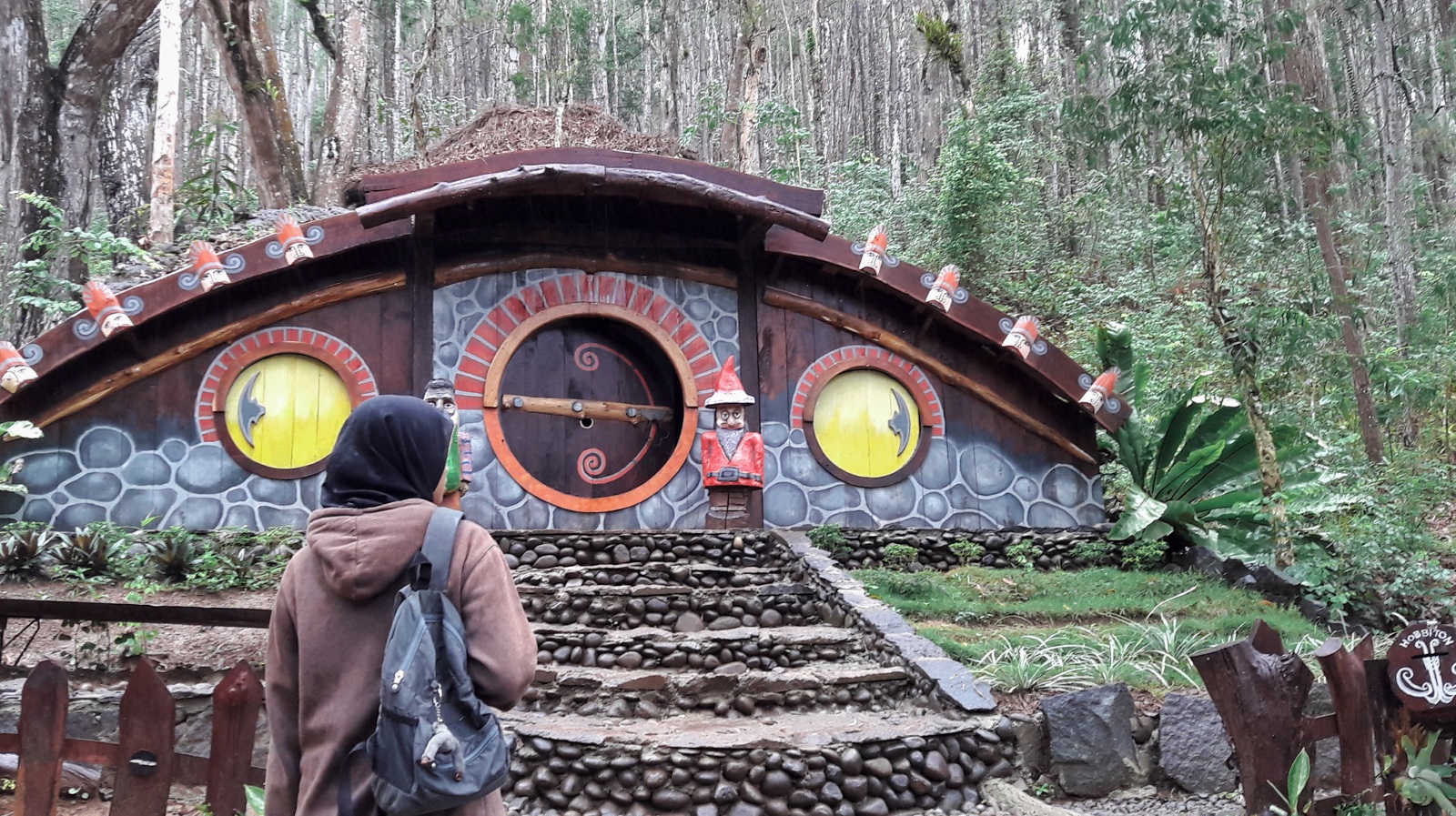 Berkunjung ke Rumah Hobbit
