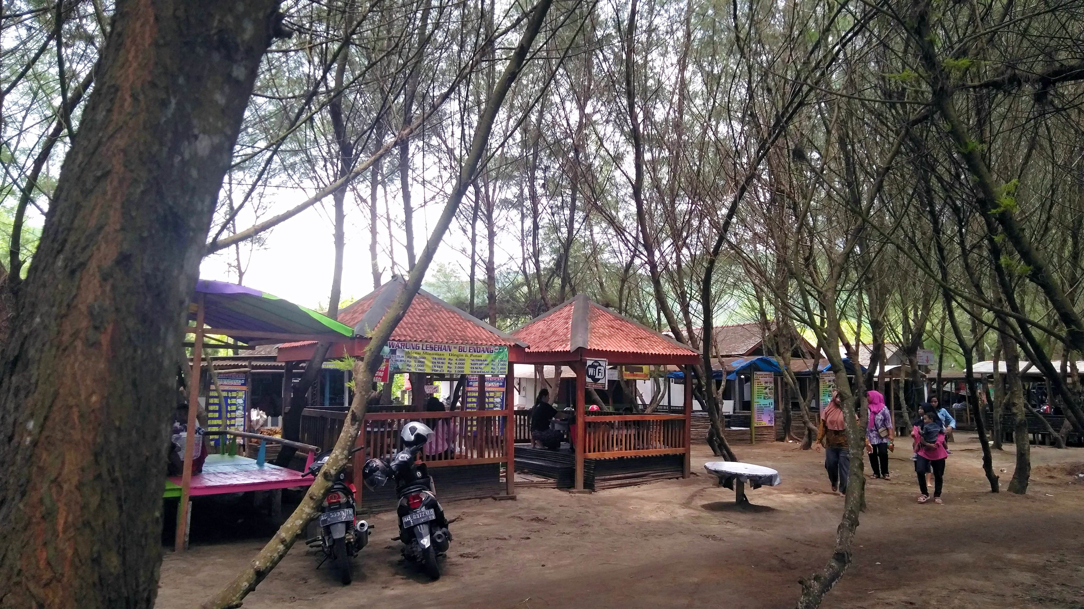 Tempat makan di area Cemoro Sewu (foto pribadi)