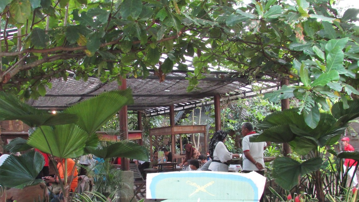 Spot pasar di tengah kebun yang hijau dan asri (Annissa Saputri)