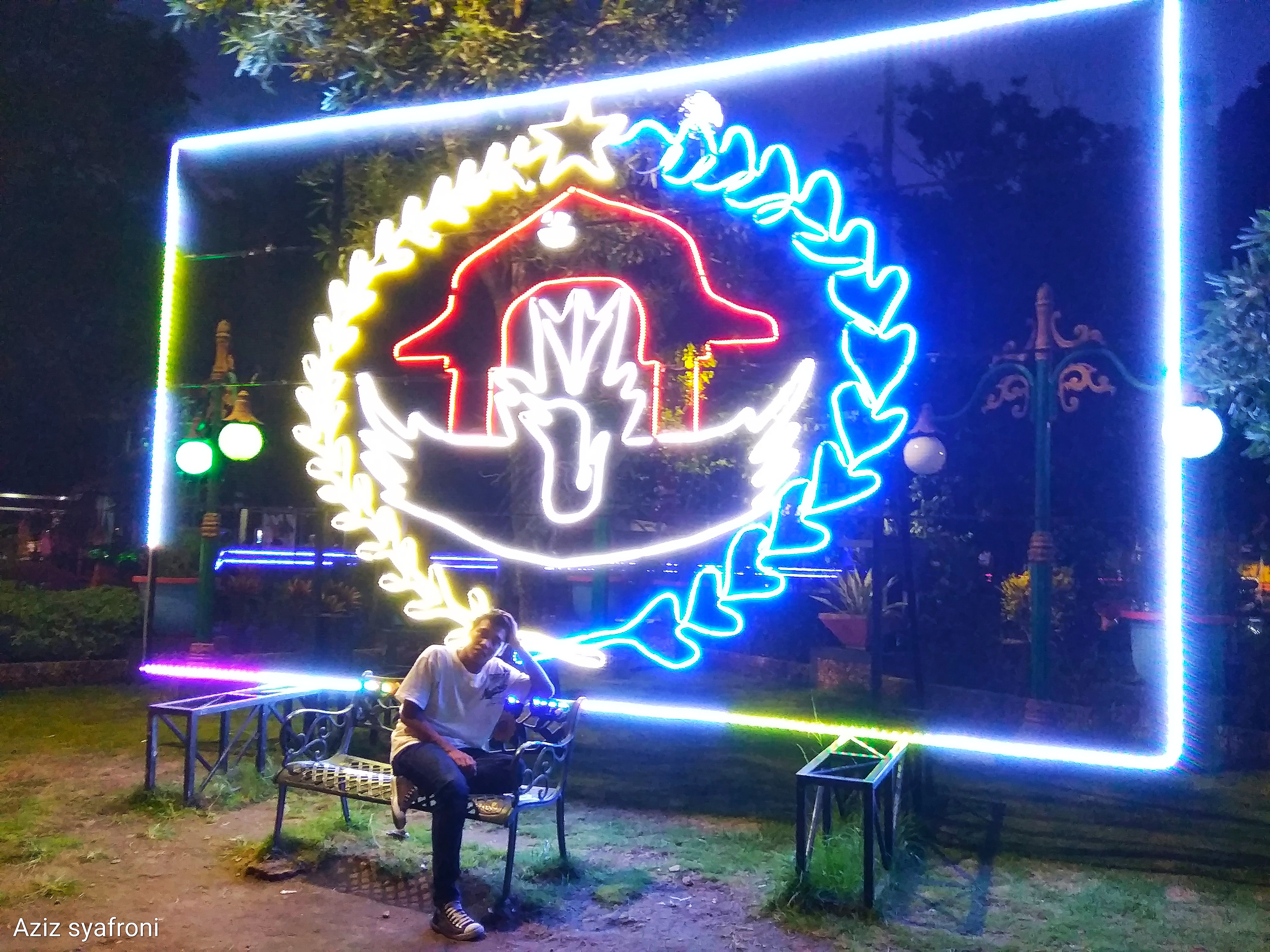 Suasana keindahan logo tempat berselfi pada malam hari di taman sangkareang (foto dokumentasi pribadi )
