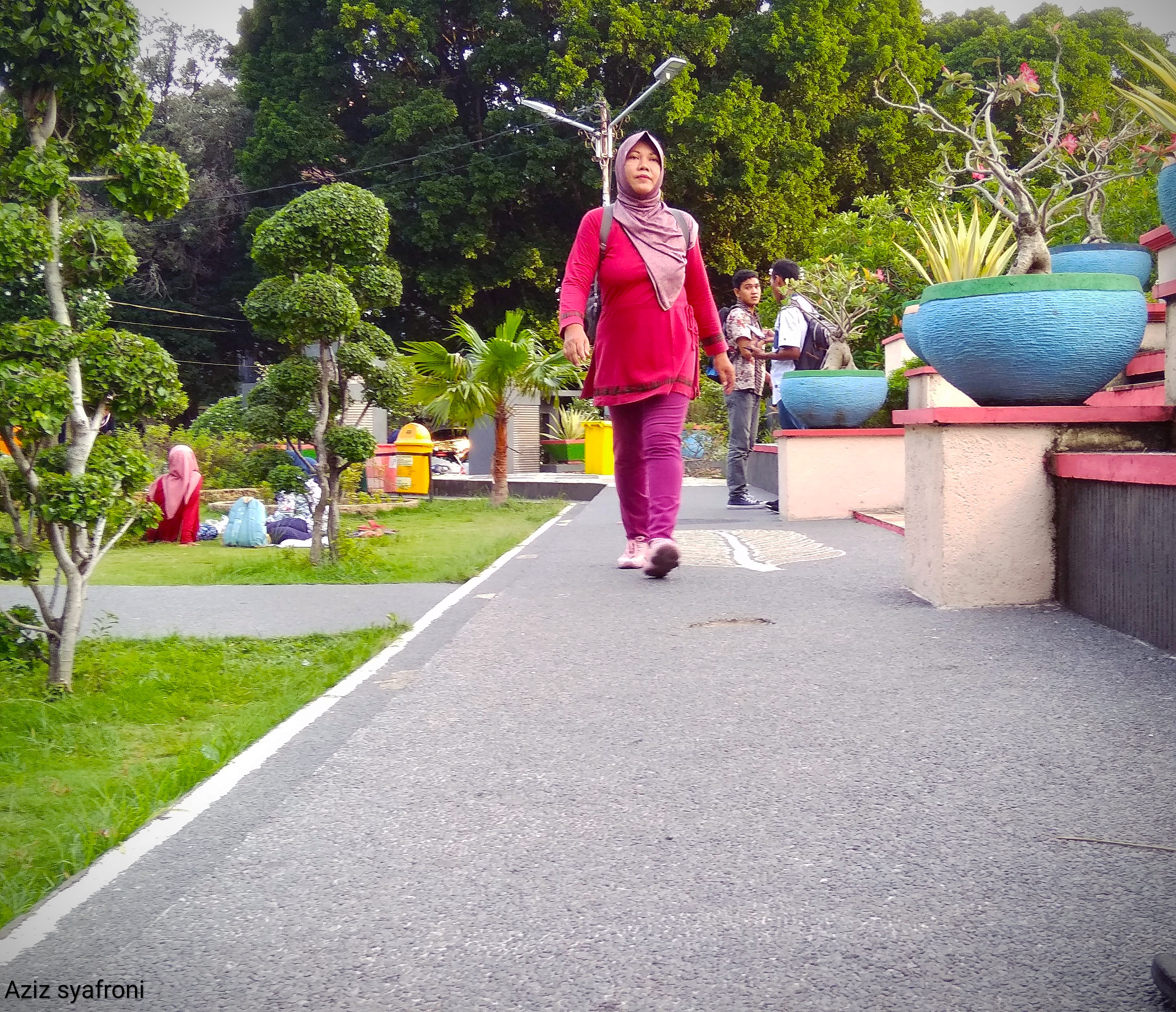 Taman sangkareang memiliki tempat berolahraga seperti salah seorang  ibu" sedang berolahraga di taman sangkareang (foto dokumentasi pribadi )