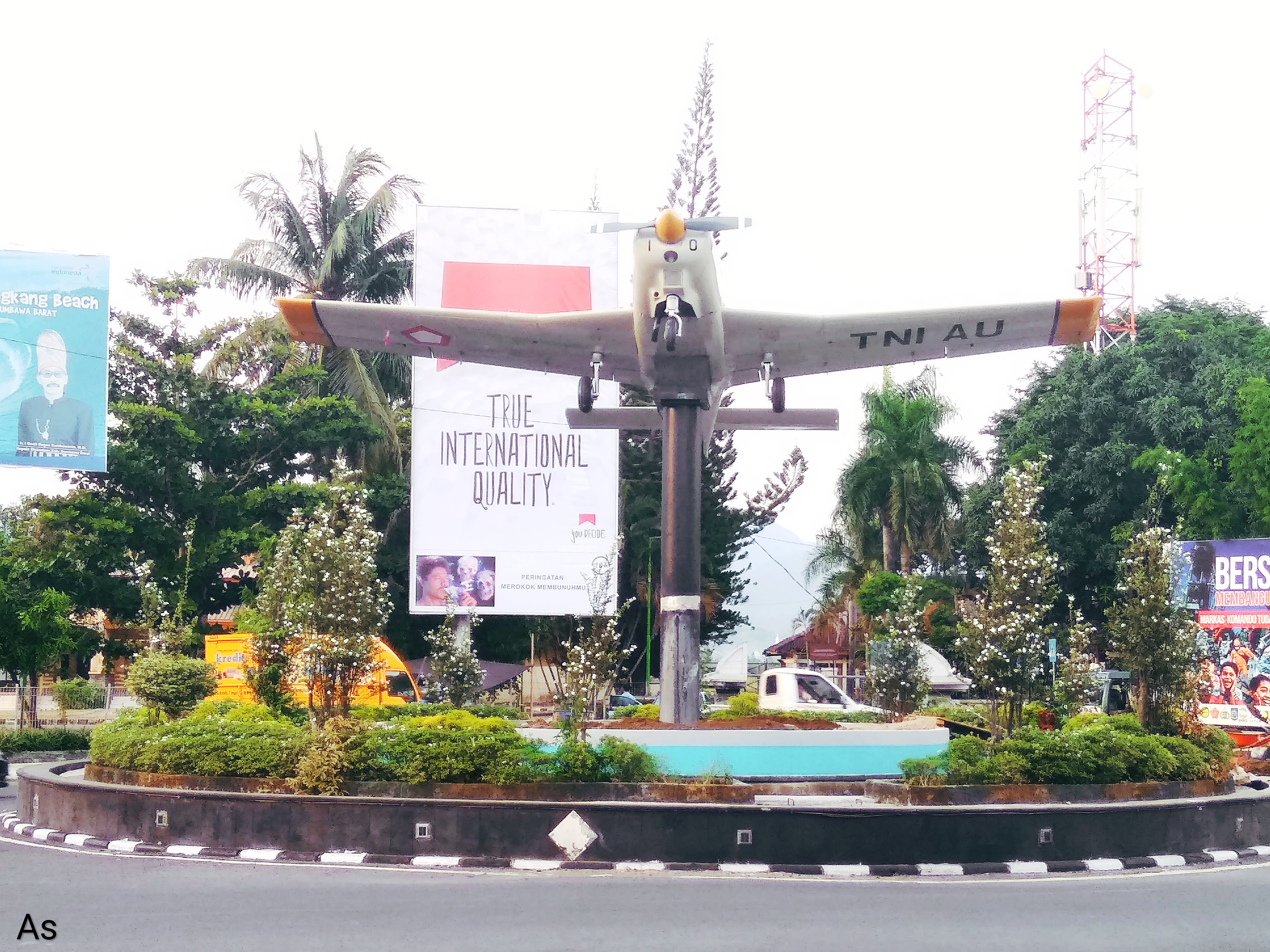 Taman udayana di lengkapi dengan tugu Pesawat Udata TNI ( foto Dokumentasi Peribadi )