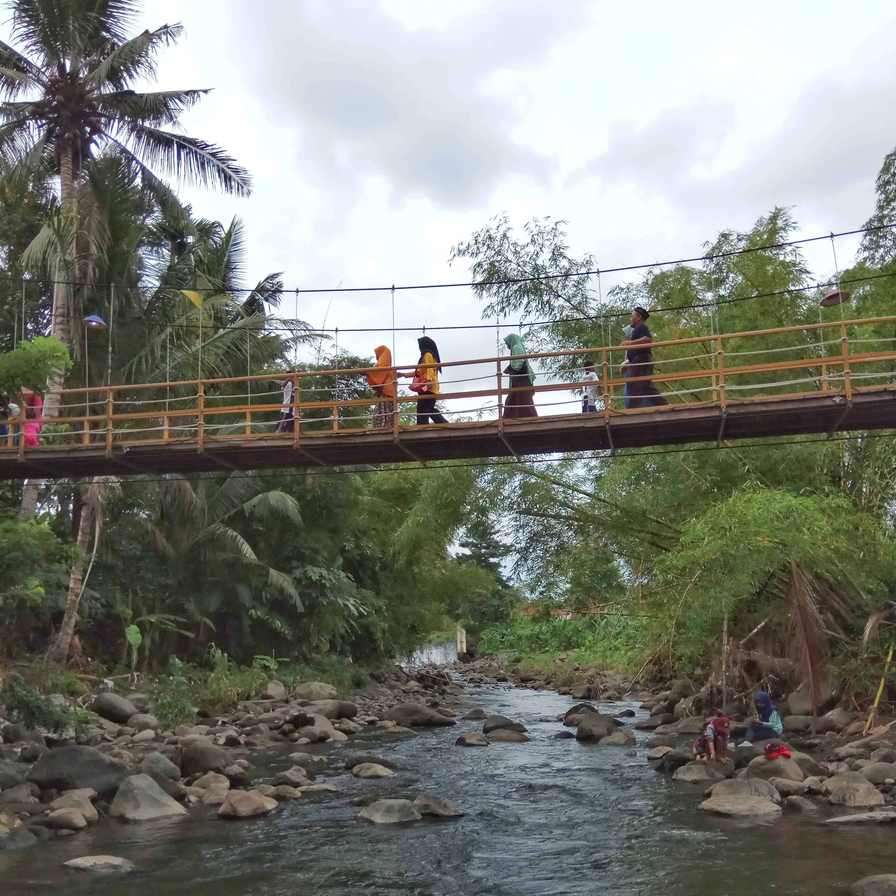 Jembatan Goyang menuju Puri Mataraman