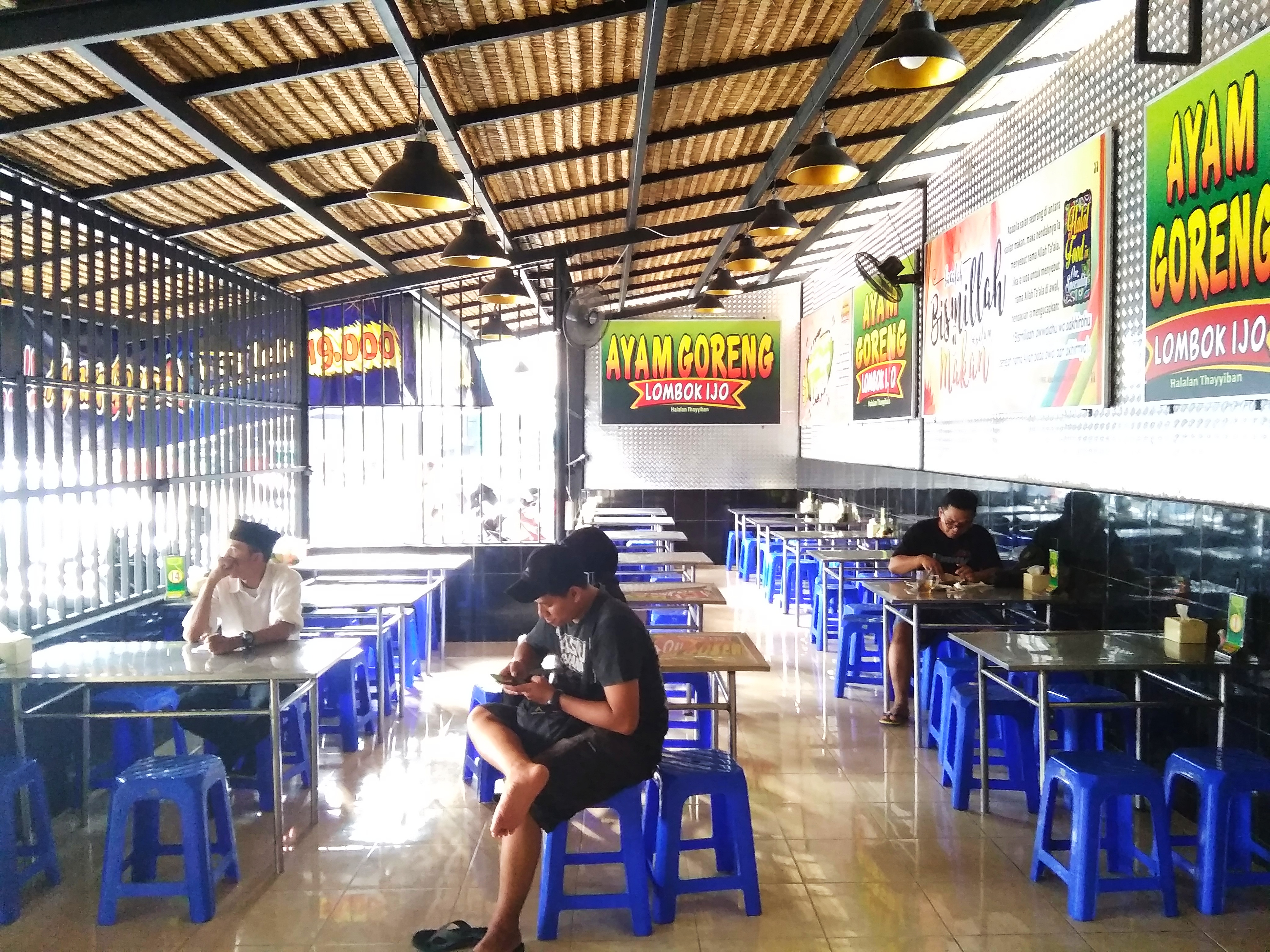 Suasana ketika masuk ke dalam ruangan Restoran Lombok Ijo kota mataram ( foto peribadi sendiri )