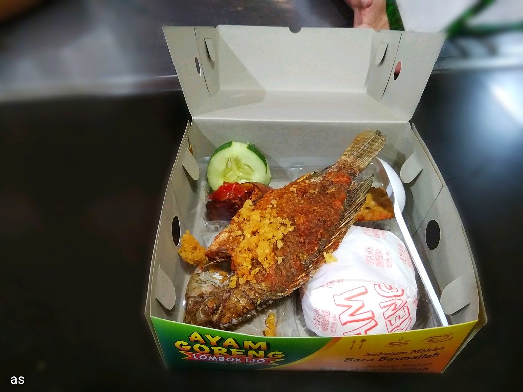 Sajian 1 paket Ikan penyet Restoran Lombok ijo ( foto peribadi sendiri )