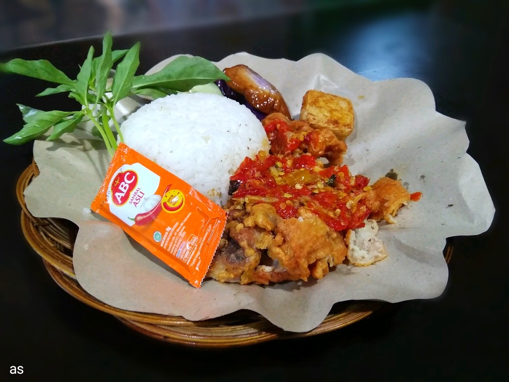 1 paket Makanan Ayam Penyet ( foto dokumentasi peribadi )