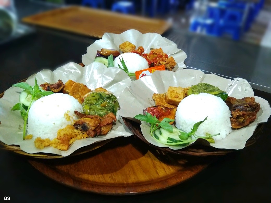 3 paket Ayam Penyet Restoran Lombok Ijo ( foto dokumentasi peribadi )