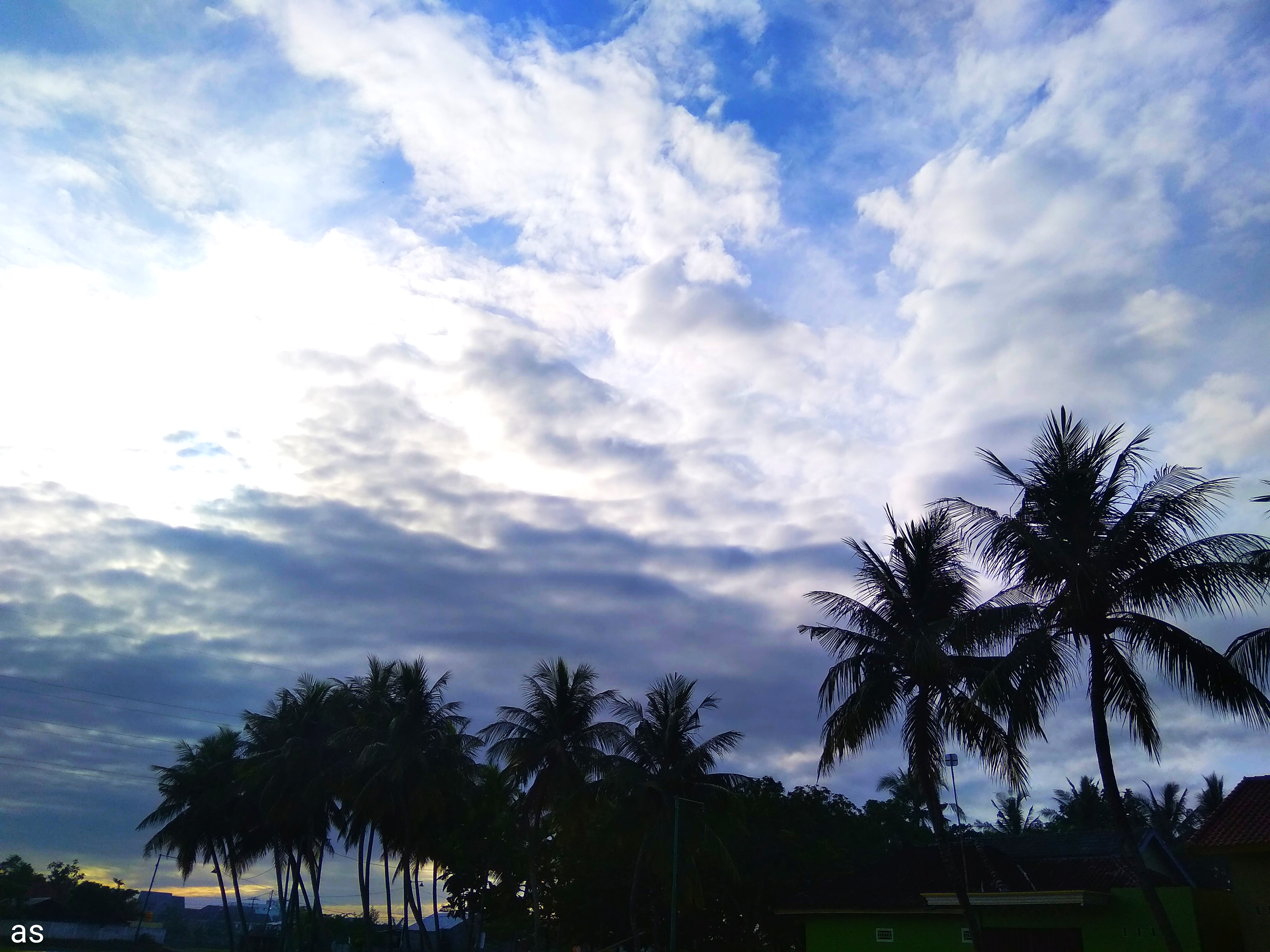 Pantai gading memiliki panorama yang indah pada sore hari ( foto dokumentasi sendiri )