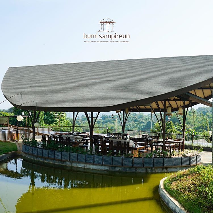 Area makan di tepi danau yang bisa jadi pilihan di Bumi Sampireun Bogor - via instagram/@bumisampireun