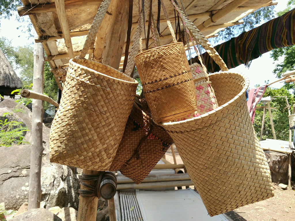 Berbagai kerajinan yang dijual penduduk lokal desa adat Takpala
