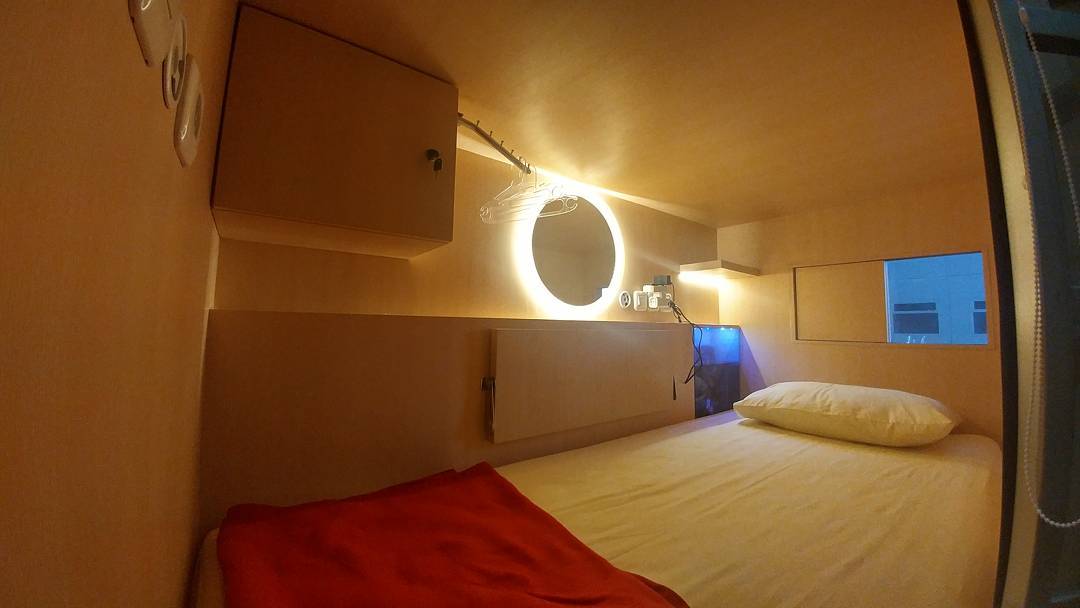 Ada juga tipe kamar kapsul standar buat kamu yang takut ketinggian - via instagram/@inapatcapsule