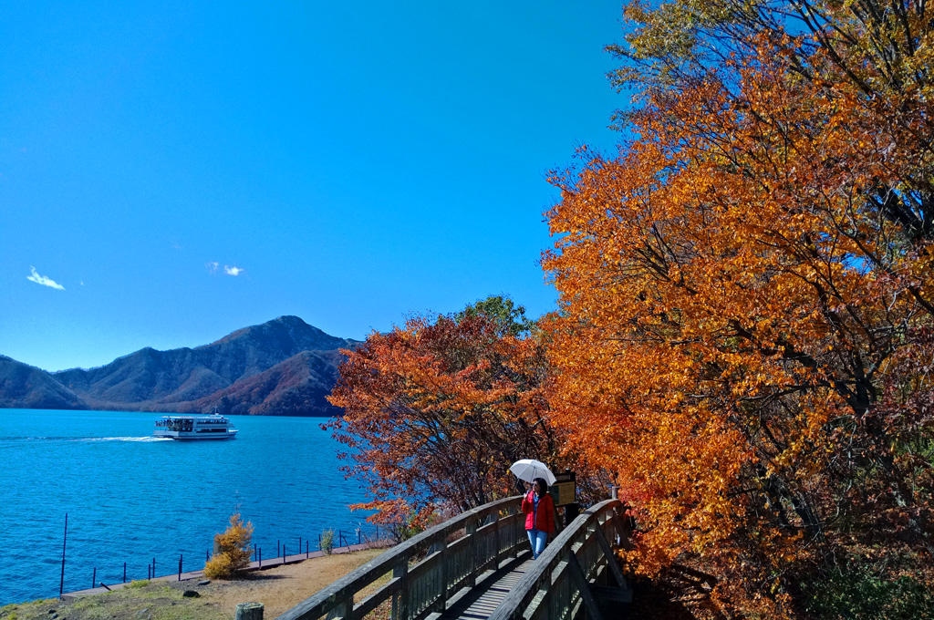 Suasna musim gugur di Lake Chuzenji, danau terbesar di Nikko