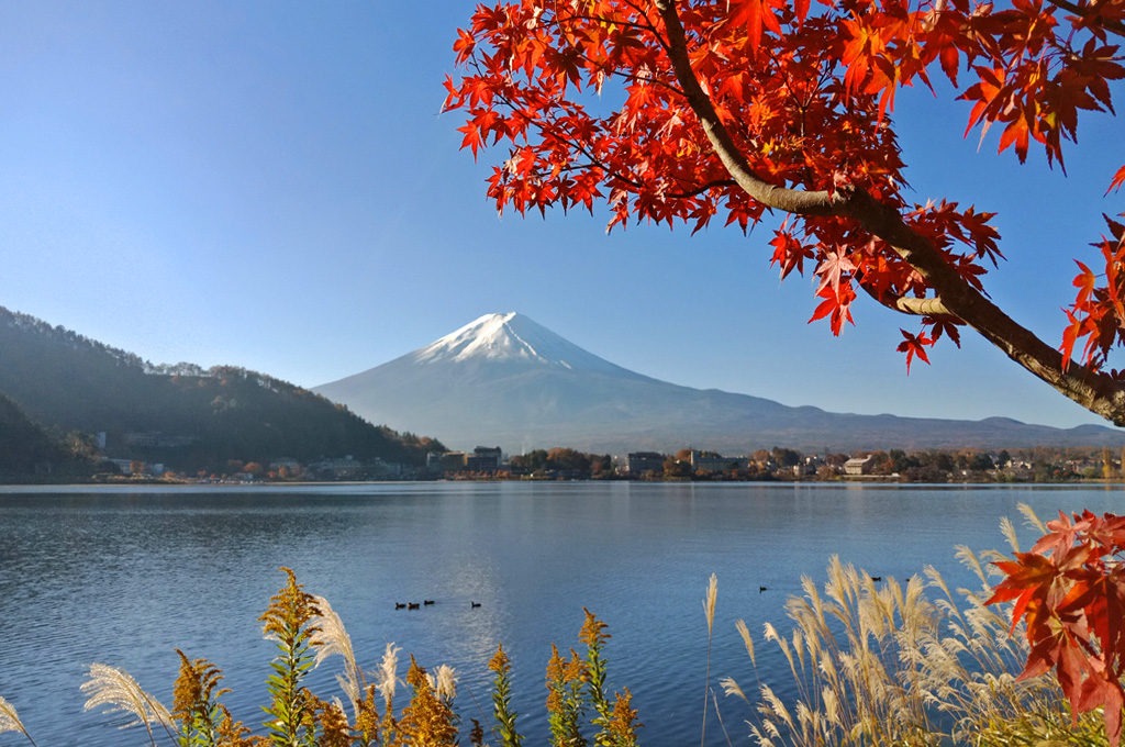 Gunung Fuji dengan puncaknya tertutup salju, dilihat dari Danau Kawaguchi