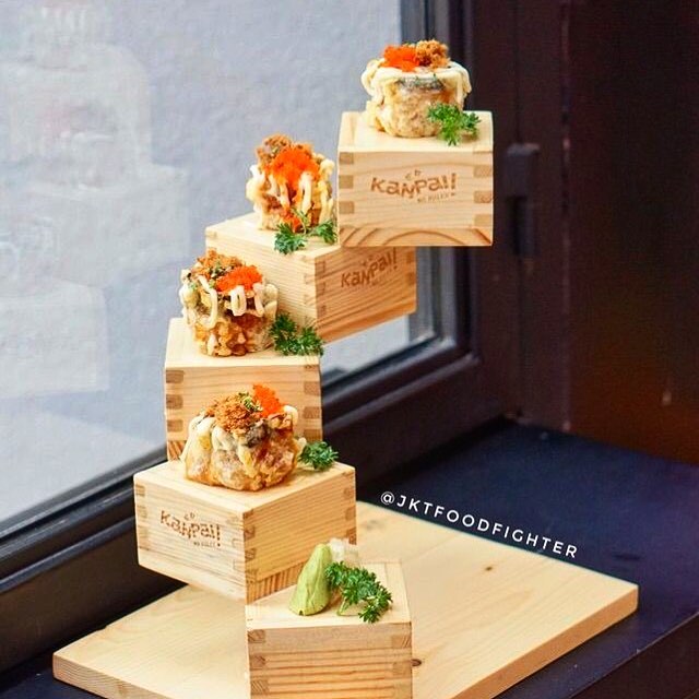 Varian menu Sushi Roll yang disajikan dengan tangga bertingkat - via instagram/@jktfoodfighter