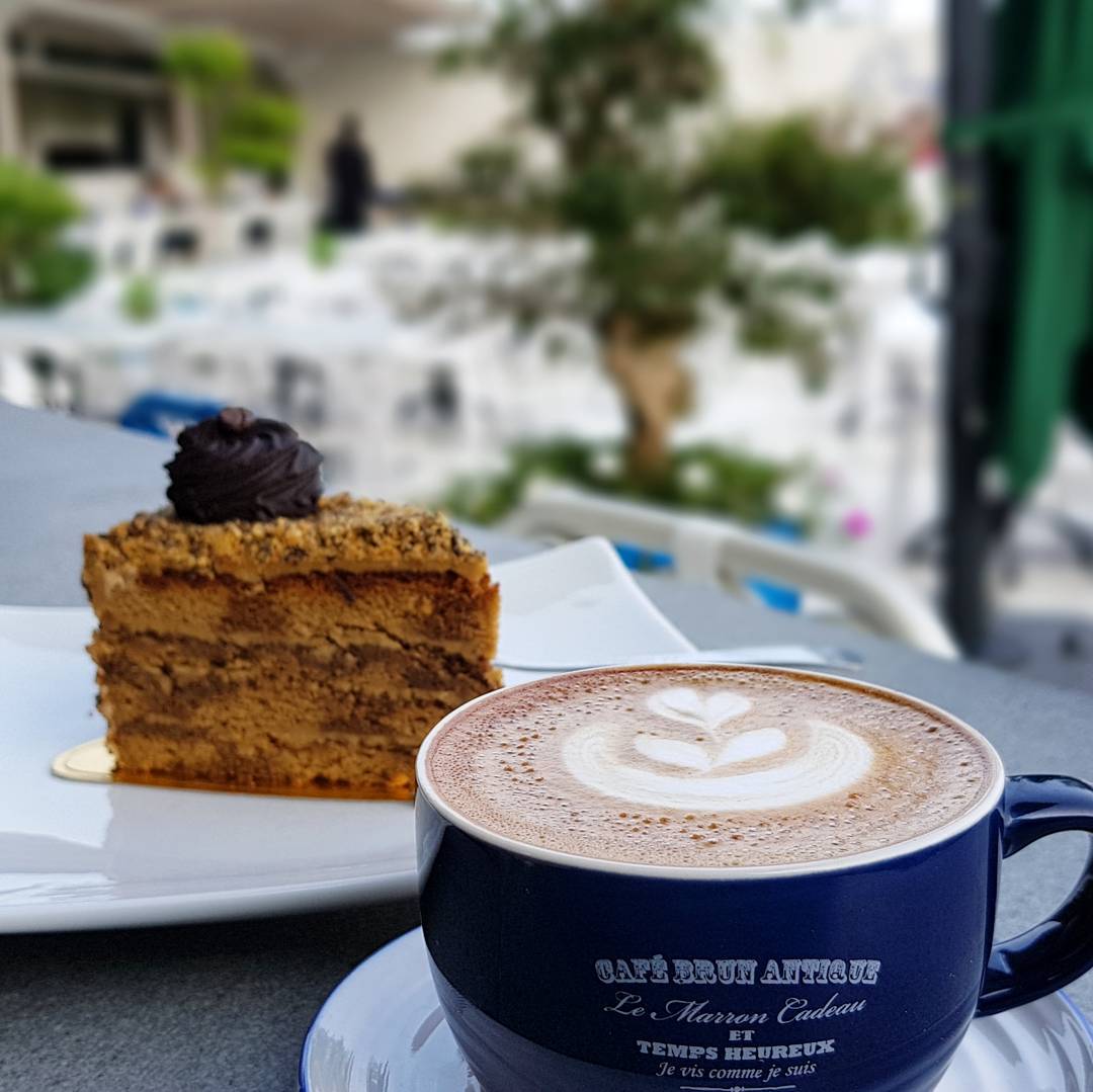 Menikmati dessert sambil memandang panorama Bandung dari ketinggian, bisa kamu coba disini - via instagram/@orofi.cafe