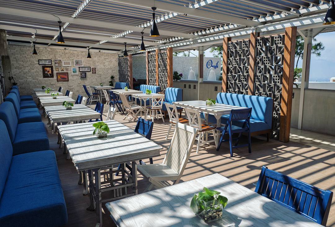 Area tempat duduk di lantai 2, didominasi warna biru ala Santorini - via instagram/@orofi.cafe