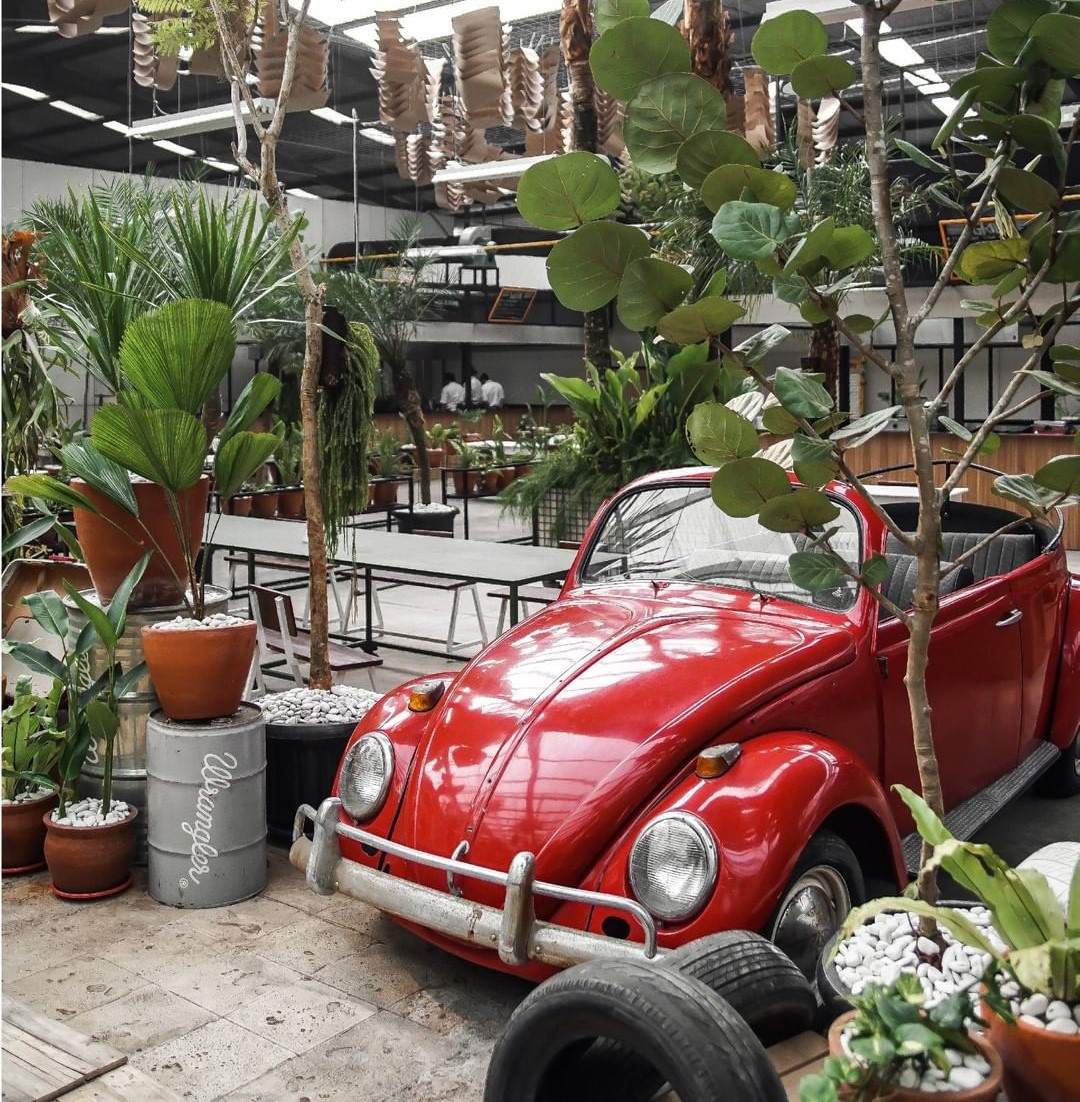 Mobil jadul spot favorit di area kafetaria - via instagram/@paberikbadjoekuliner