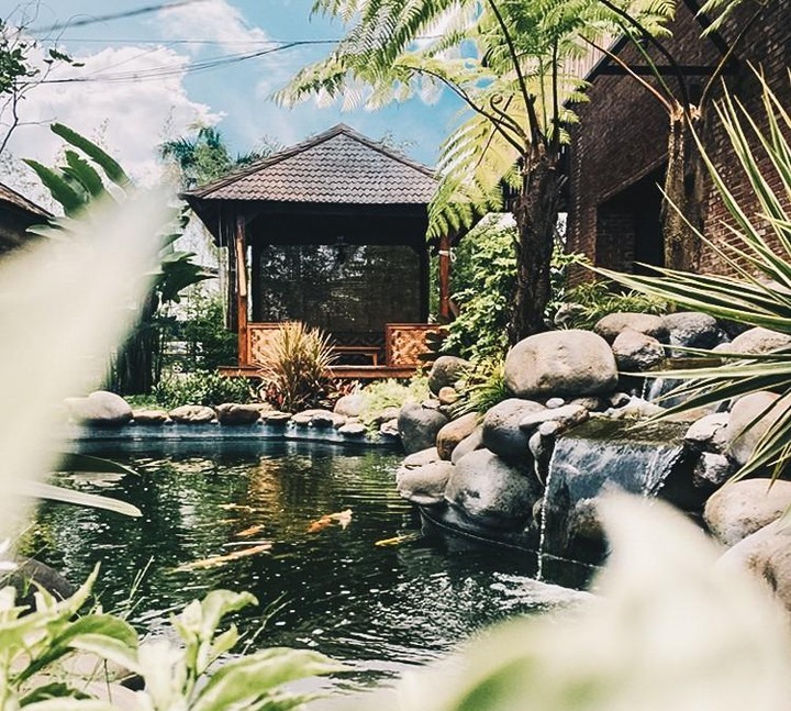 Ada kolam ikan yang menyejukkan suasana di area outdoor Saoeng Soenda- via instagram/@paberikbadjoekuliner