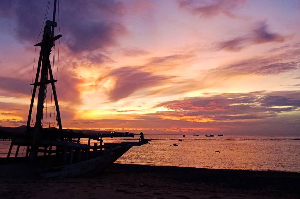 Sunset di Pantai Seba, tak jauh dari dermaga pelabuhan Seba
