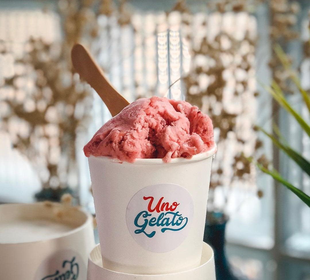 Gelato kemasan cup rasa strawberry yang jadi best seller - via instagram/@unogelato_id
