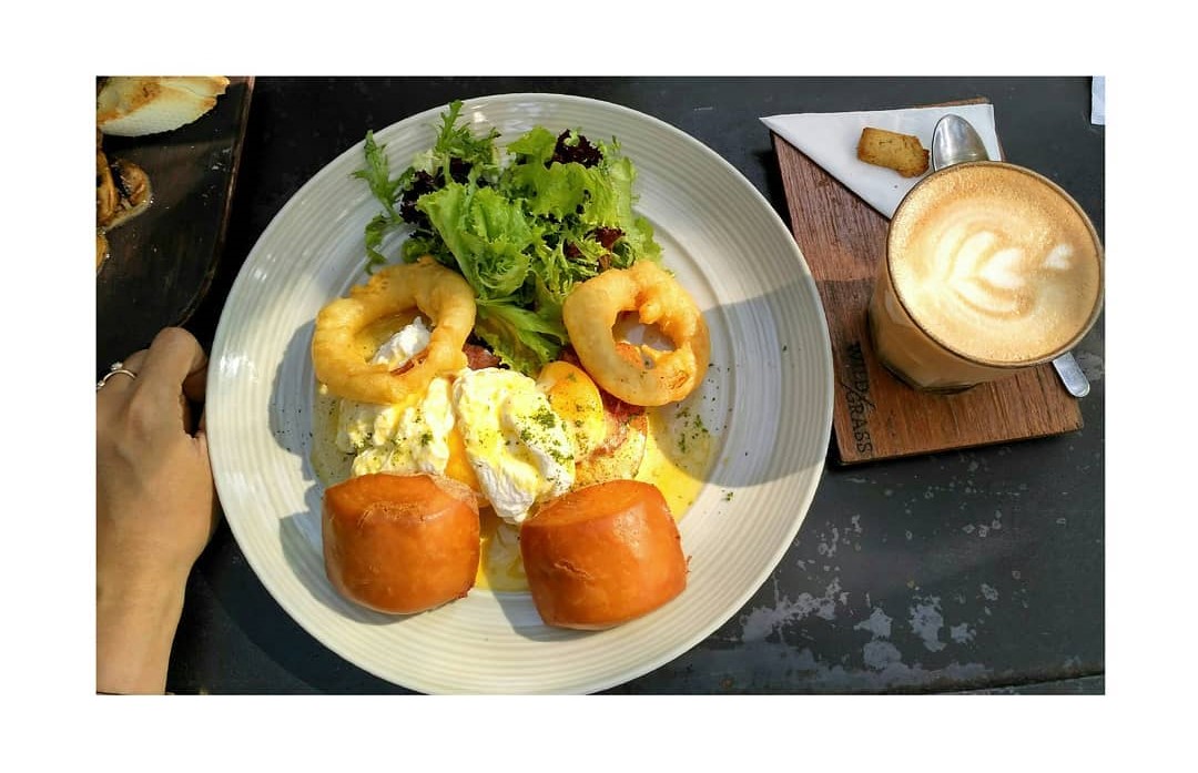 Shaksouka, menu telur ceplok dan garlic bread yang jadi favorit disini - via instagram/@mozaparamita