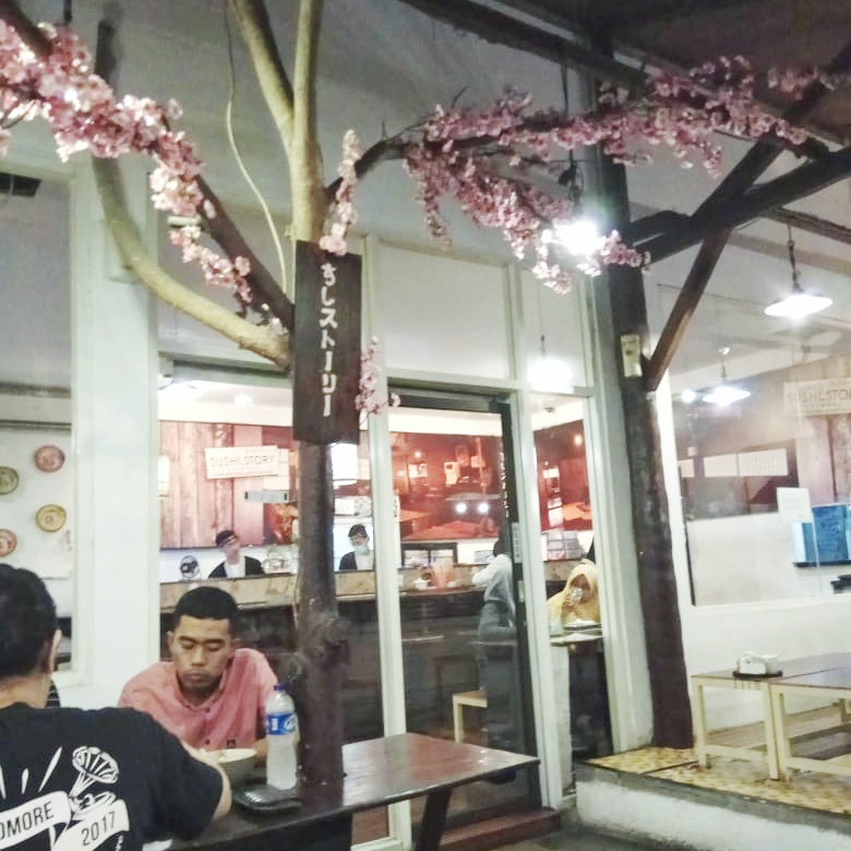 Pohon Sakura di Tengah Ruang Makan
